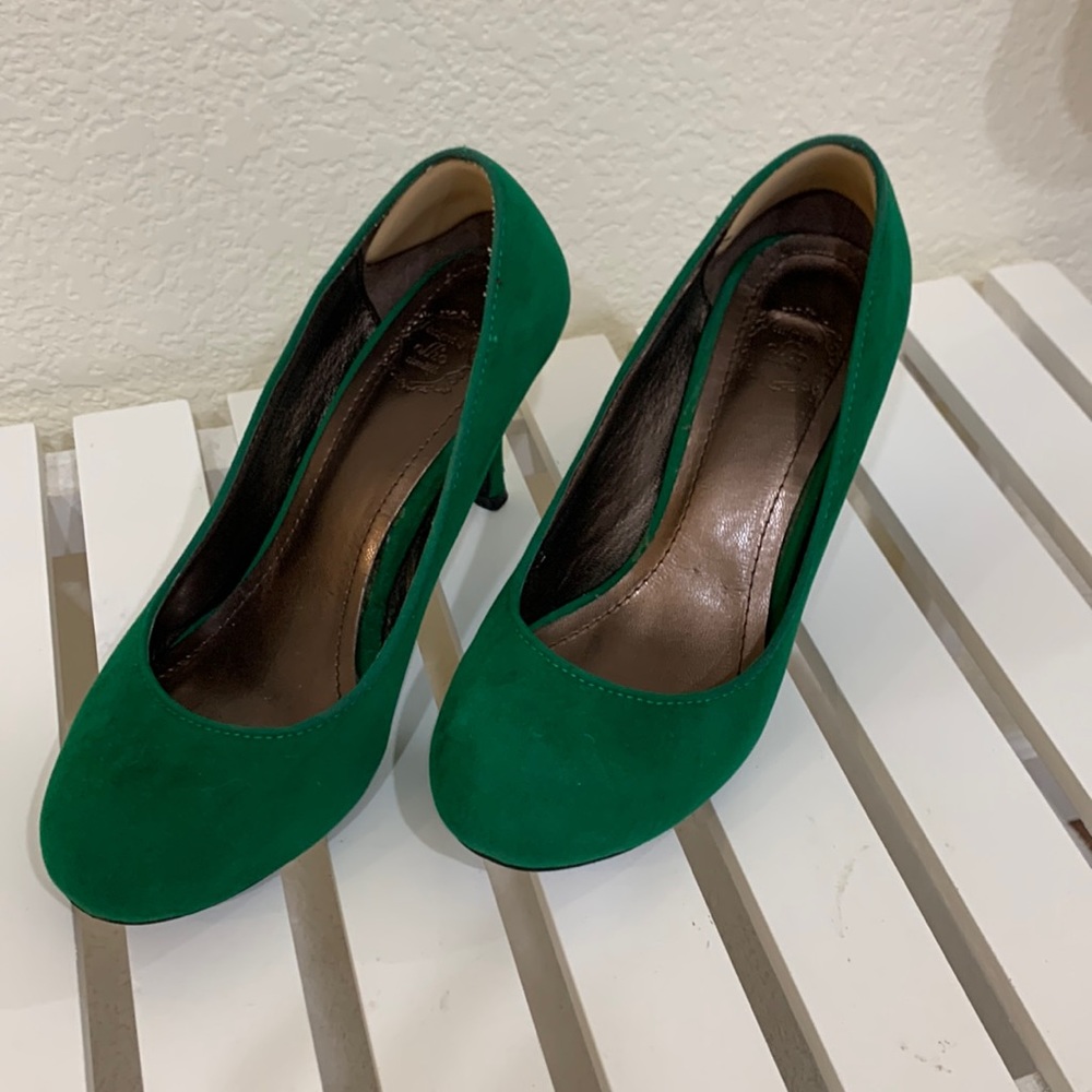 Designed by Olho Green Heels